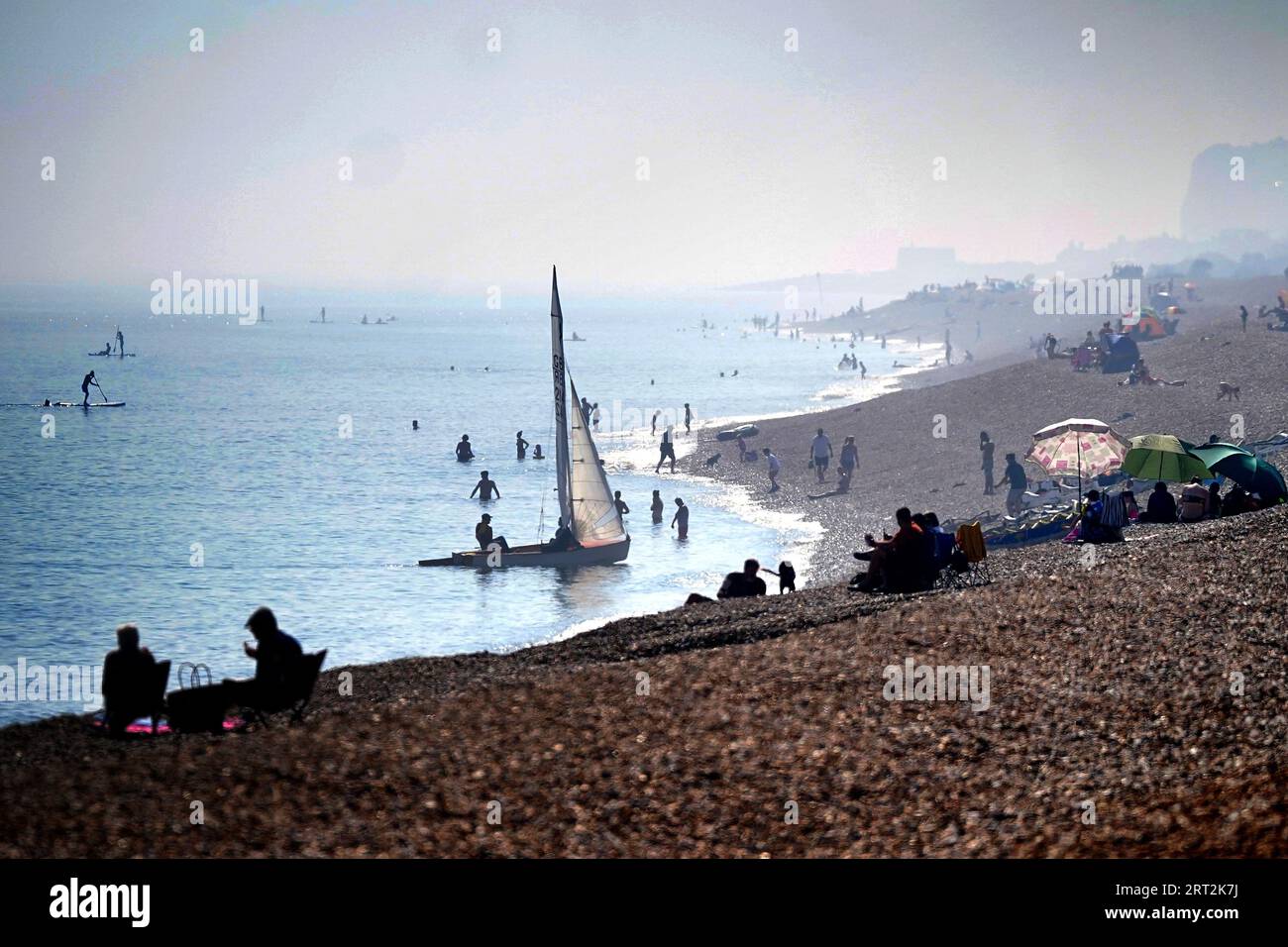 Les gens apprécient le temps chaud sur la plage de Deal dans le Kent, alors que des orages devraient frapper certaines parties du Royaume-Uni au milieu d'une canicule record en septembre. Date de la photo : dimanche 10 septembre 2023. Banque D'Images