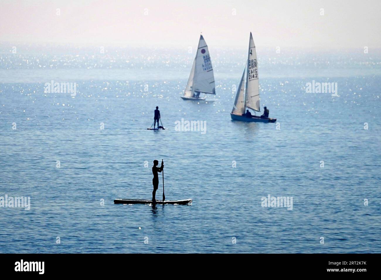 Les paddleboarders apprécient le temps chaud au large de la côte de Deal dans le Kent, alors que des orages devraient frapper certaines parties du Royaume-Uni au milieu d'une canicule record en septembre. Date de la photo : dimanche 10 septembre 2023. Banque D'Images
