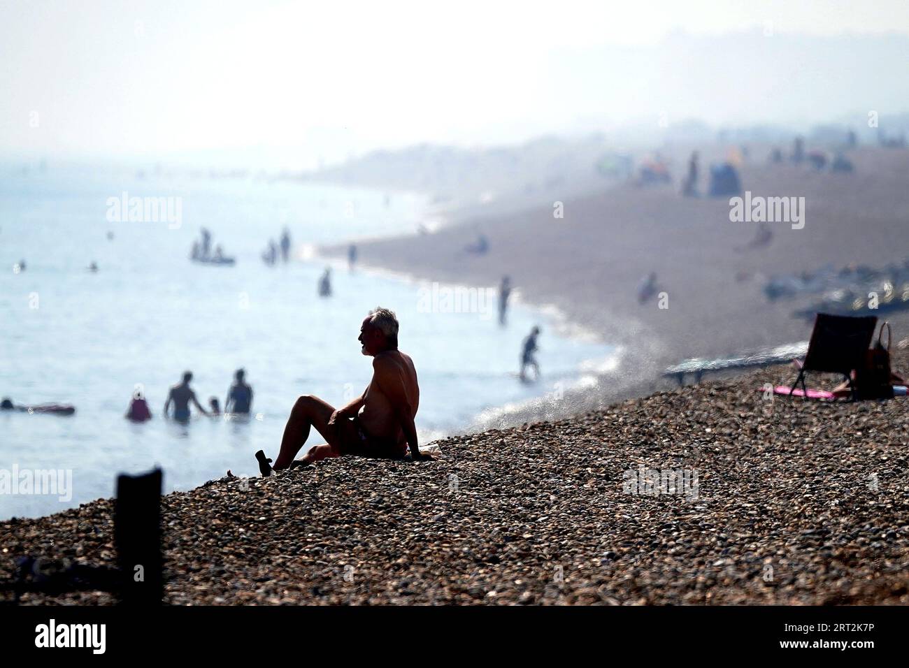 Les gens apprécient le temps chaud sur la plage de Deal dans le Kent, alors que des orages devraient frapper certaines parties du Royaume-Uni au milieu d'une canicule record en septembre. Date de la photo : dimanche 10 septembre 2023. Banque D'Images