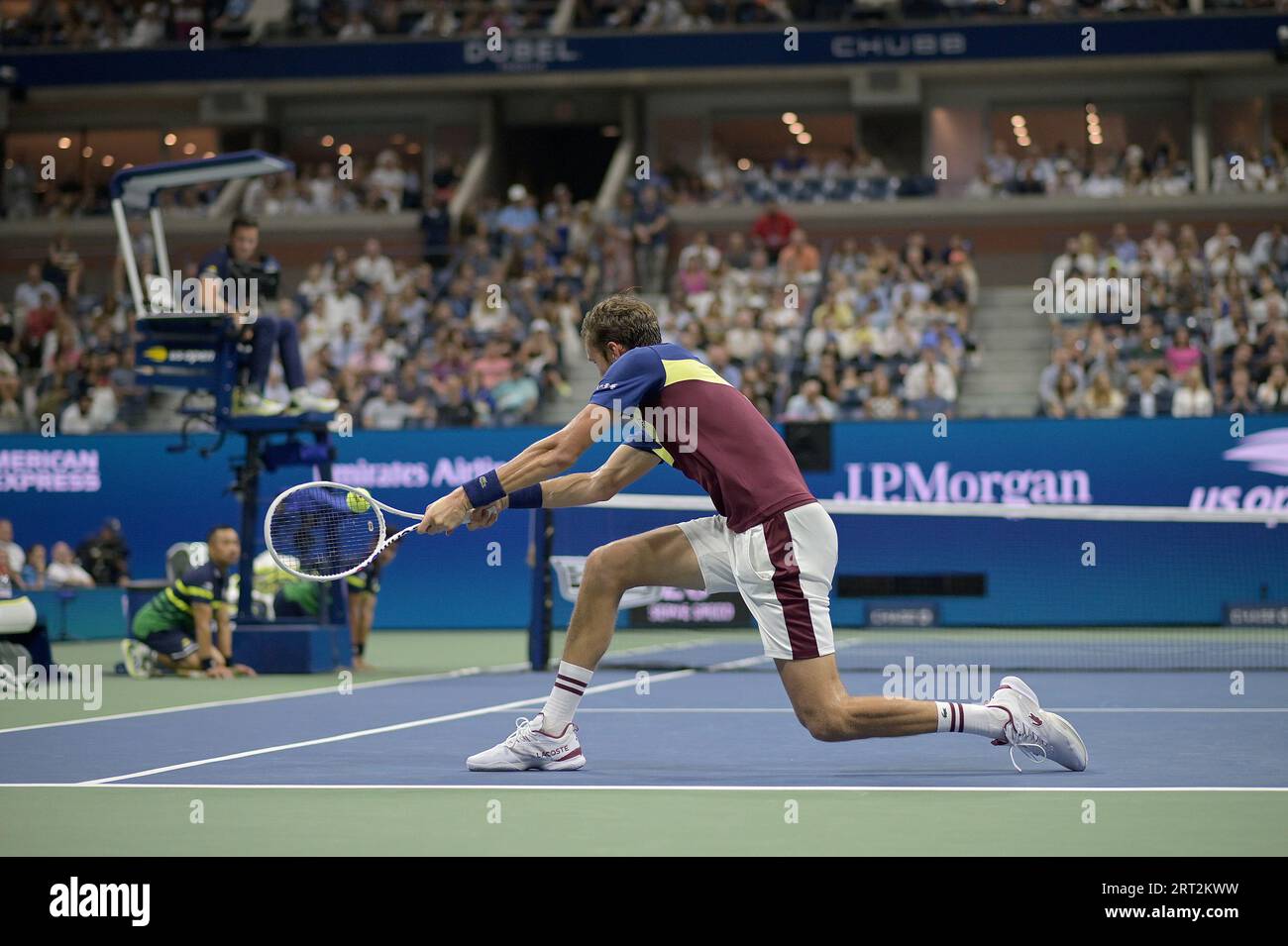 New York, États-Unis. 08 septembre 2023. Daniil Medvedev, de Russie, sert contre Carlos Alcaraz, d'Espagne, dans le match de demi-finale en simple masculin du tournoi de tennis US Open 2023 au USTA Billie Jean King National tennis Center, Flushing Corona Park, New York, NY, le 8 septembre, 2023. Medvedev a battu le champion en titre de l'US Open Carlos Alcaraz. (Photo Anthony Behar/Sipa USA) crédit : SIPA USA/Alamy Live News Banque D'Images