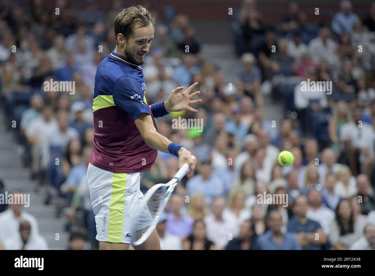 New York, États-Unis. 08 septembre 2023. Daniil Medvedev, de Russie, joue contre Carlos Alcaraz, d'Espagne, dans le match de demi-finale en simple masculin lors du tournoi de tennis US Open 2023 au USTA Billie Jean King National tennis Center, Flushing Corona Park, New York, NY, le 8 septembre, 2023. Medvedev a battu le champion en titre de l'US Open Carlos Alcaraz. (Photo Anthony Behar/Sipa USA) crédit : SIPA USA/Alamy Live News Banque D'Images
