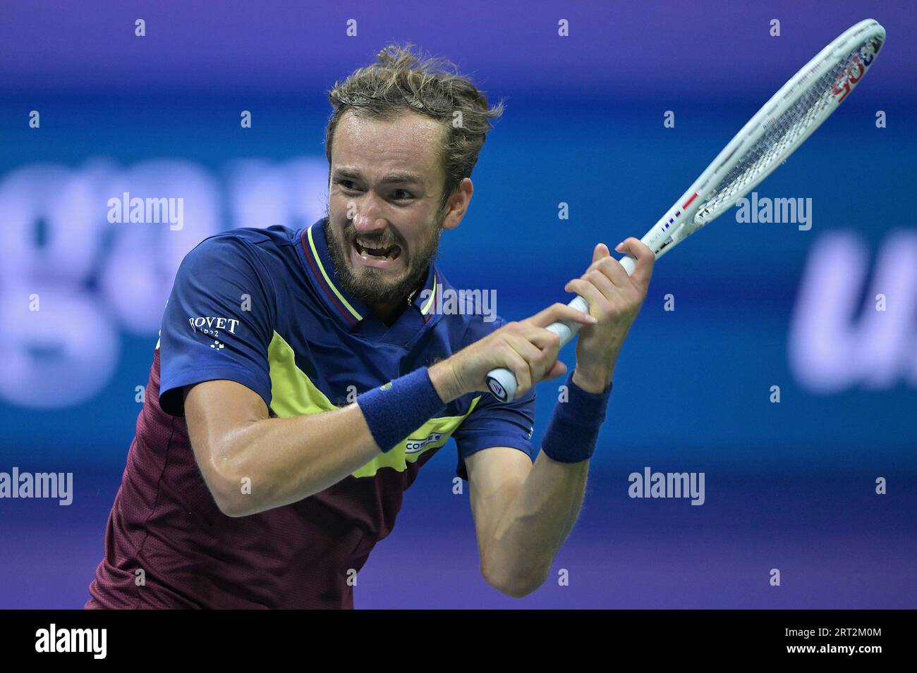 New York, États-Unis. 08 septembre 2023. Daniil Medvedev, de Russie, joue contre Carlos Alcaraz, d'Espagne, dans le match de demi-finale en simple masculin lors du tournoi de tennis US Open 2023 au USTA Billie Jean King National tennis Center, Flushing Corona Park, New York, NY, le 8 septembre, 2023. Medvedev a battu le champion en titre de l'US Open Carlos Alcaraz. (Photo Anthony Behar/Sipa USA) crédit : SIPA USA/Alamy Live News Banque D'Images