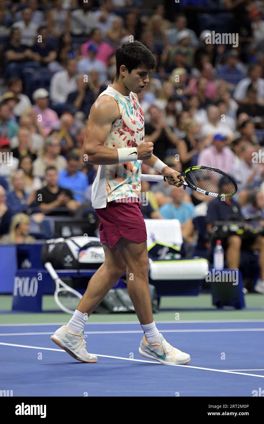 New York, États-Unis. 08 septembre 2023. Carlos Alcaraz d'Espagne joue contre Daniil Medvedev de Russie dans le match de demi-finale en simple masculin lors du tournoi de tennis US Open 2023 au USTA Billie Jean King National tennis Center, Flushing Corona Park, New York, NY, le 8 septembre, 2023. Medvedev a battu le champion en titre de l'US Open Carlos Alcaraz. (Photo Anthony Behar/Sipa USA) crédit : SIPA USA/Alamy Live News Banque D'Images