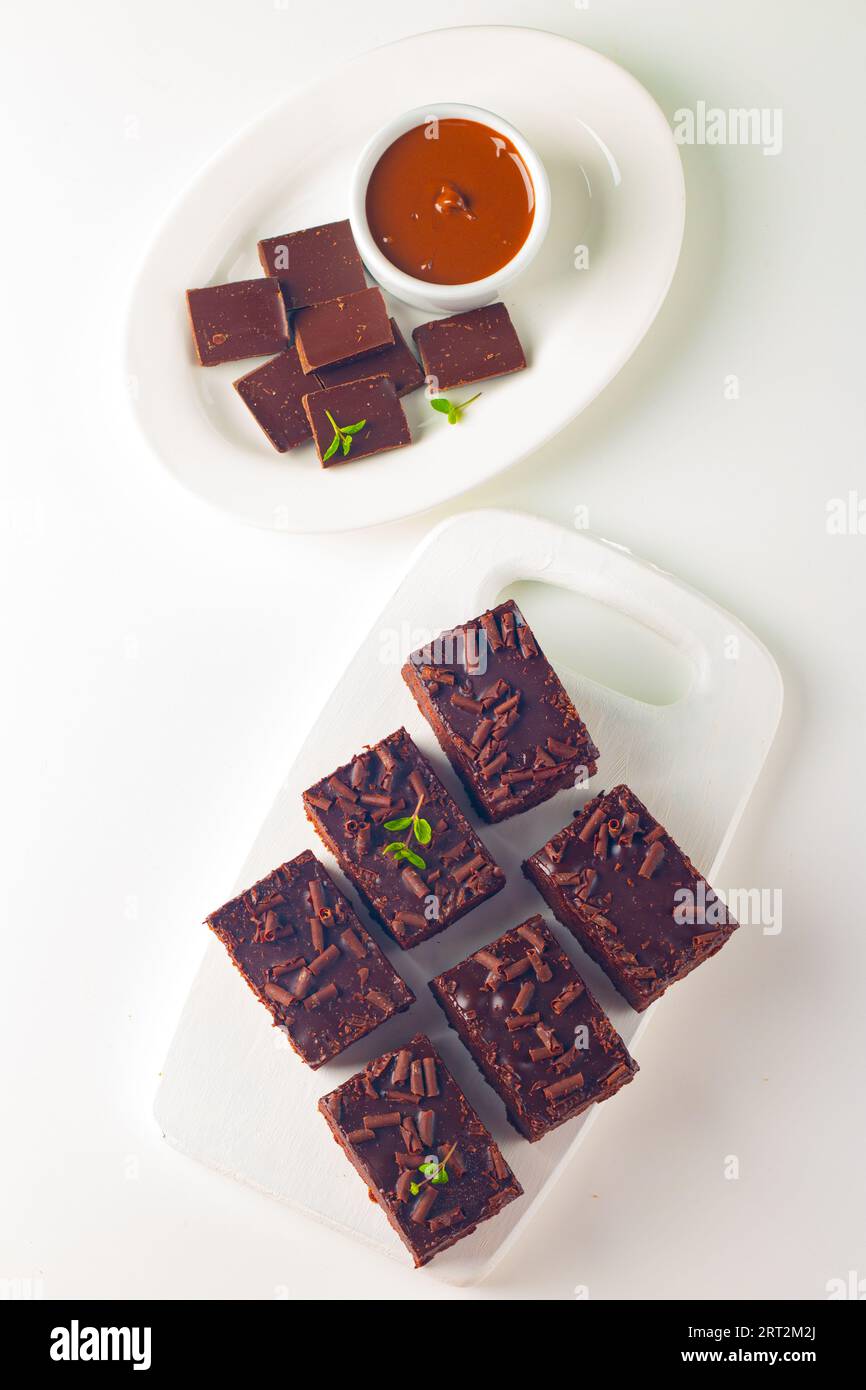 Délicieux brownies au chocolat avec de la menthe sur fond blanc. Concept de gâteau sucré. Banque D'Images