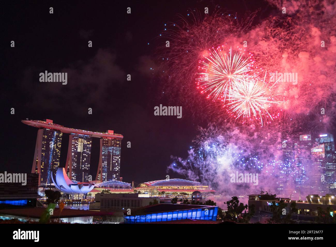 Feux d'artifice de la fête nationale au-dessus de l'hôtel Marina Bay Sands, Singapour Banque D'Images