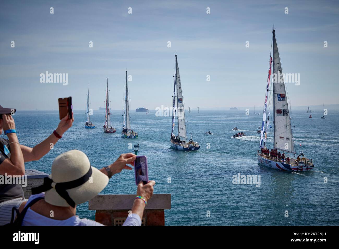 Les foules filment Clipper autour des équipes de la World Sailing Race 2023 quittent le port de Portsmouth, passant devant la tour ronde Old Portsmouth en direction du départ Banque D'Images