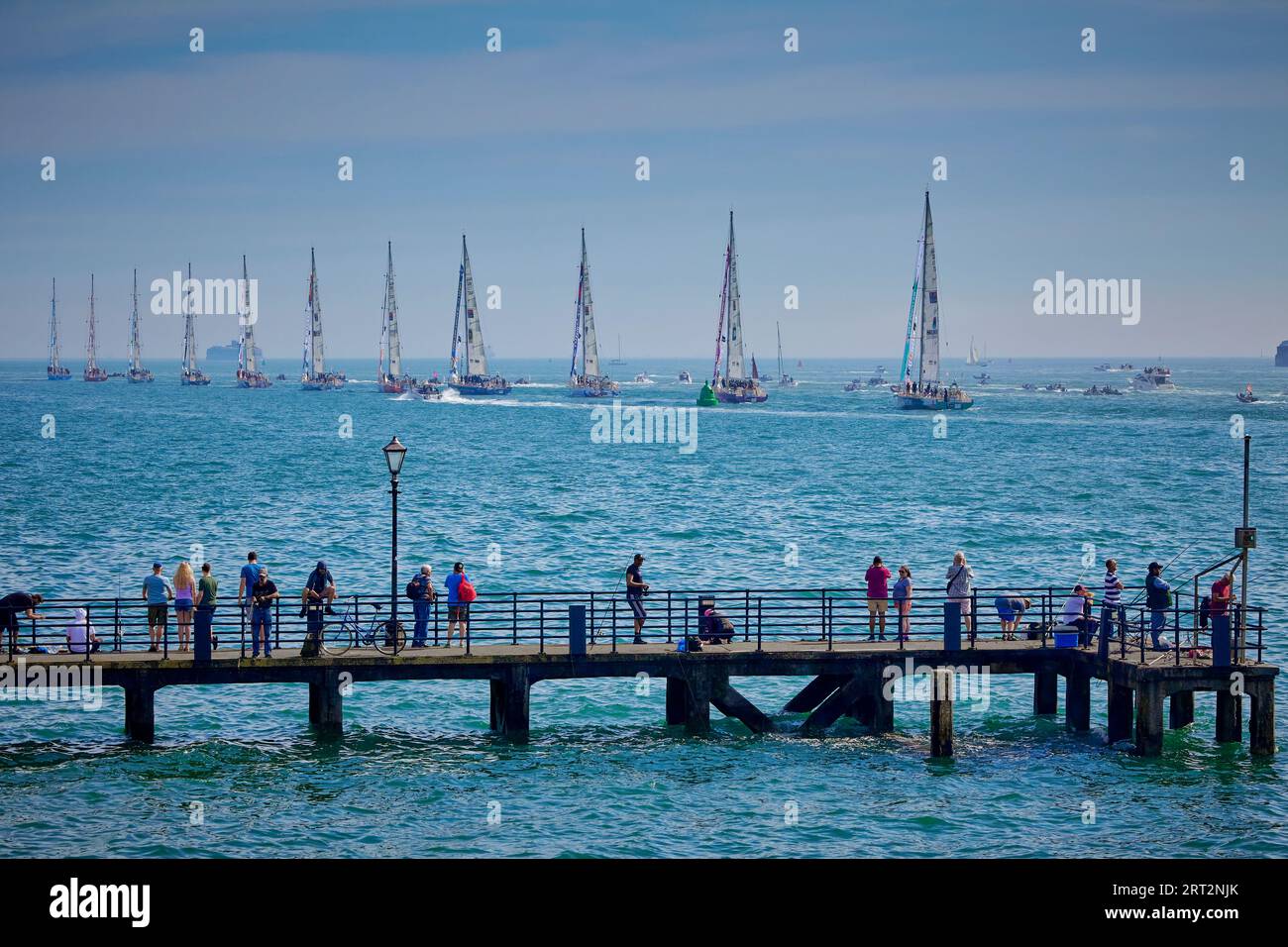 Les gens à Victoria Pier regardent les équipes Clipper Round the World Race partir pour le départ de la course, passant par Hotwalls, Old Portsmouth Banque D'Images