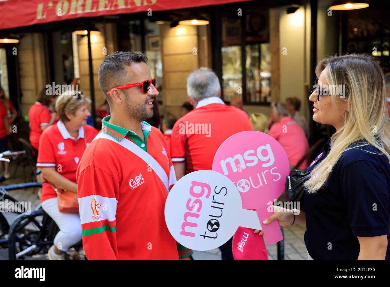 Bordeaux, France. 10 septembre 2023. Fans gallois (en rouge), irlandais, français à Bordeaux avant le match pays de Galles vs Fidji de la coupe du monde de rugby 2023. Photo Hugo Martin/Alamy Live News Banque D'Images