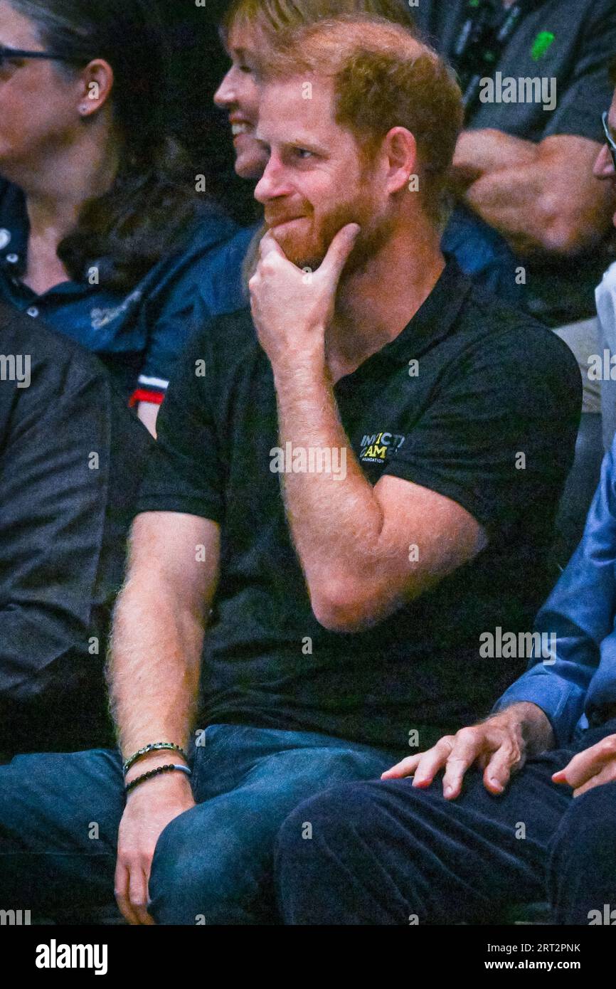 Düsseldorf, Allemagne. 10 septembre 2023. Prince Harry, le duc de Sussex regarde Nouvelle-Zélande v Canada dans le rugby en fauteuil roulant et discute avec les invités et les spectateurs. Les Jeux Invictus 2023 jour 1 de compétitions. La devise des Jeux Invictus Düsseldorf est « Une maison pour le respect », qui caractérise l'esprit des jeux. 21 nations participent aux jeux cette année. Crédit : Imageplotter/Alamy Live News Banque D'Images