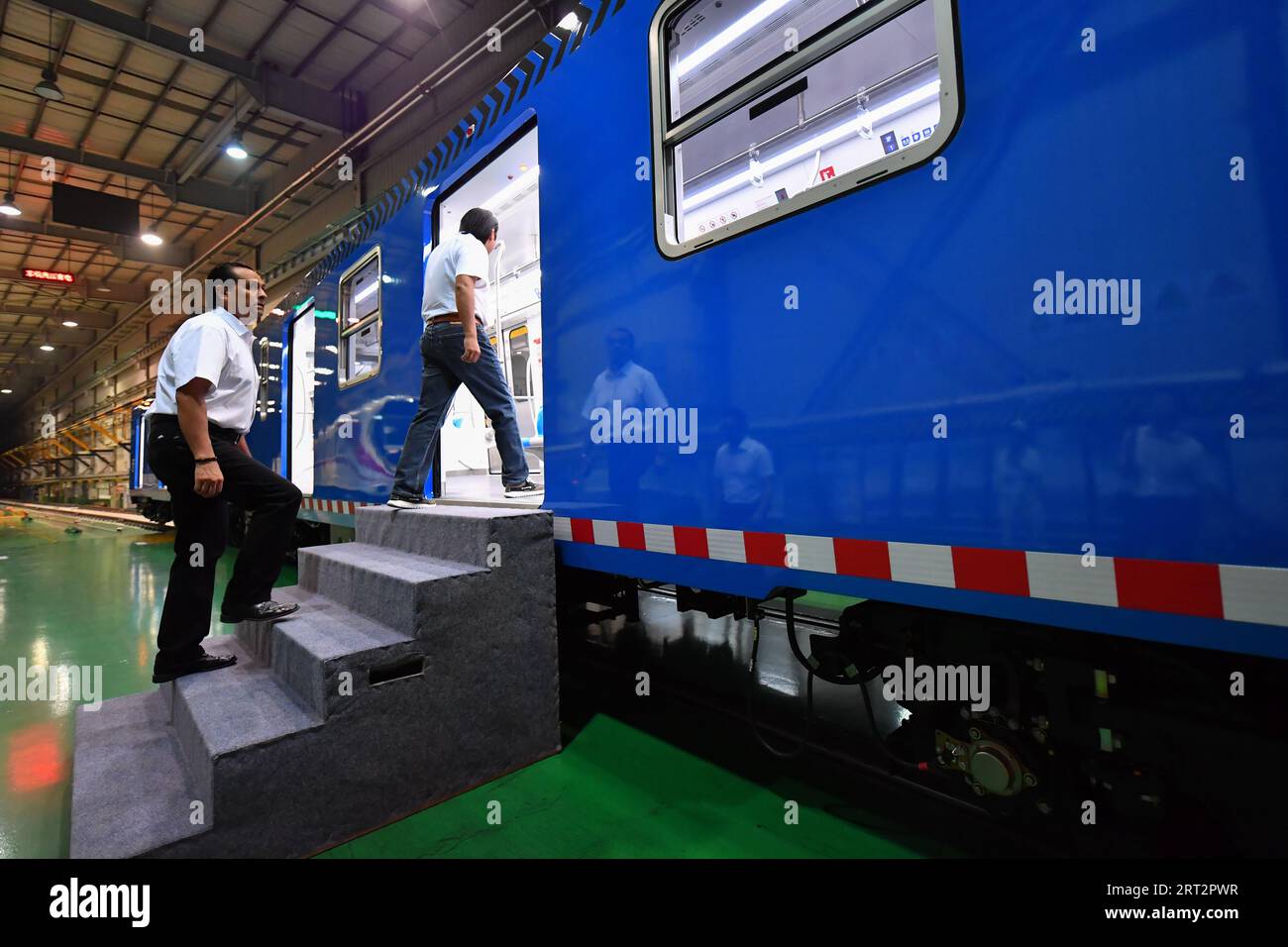 Zhuzhou, province chinoise du Hunan. 9 septembre 2023. Des invités du Mexique observent le premier train léger articulé personnalisé par CRRC Zhuzhou Locomotive Co., Ltd. Pour Mexico, à Zhuzhou, dans la province du Hunan, en Chine centrale, le 9 septembre 2023. Le premier train léger articulé personnalisé par CRRC Zhuzhou Locomotive Co., Ltd. Pour Mexico a quitté la chaîne de montage samedi. Crédit : Chen Zeguo/Xinhua/Alamy Live News Banque D'Images