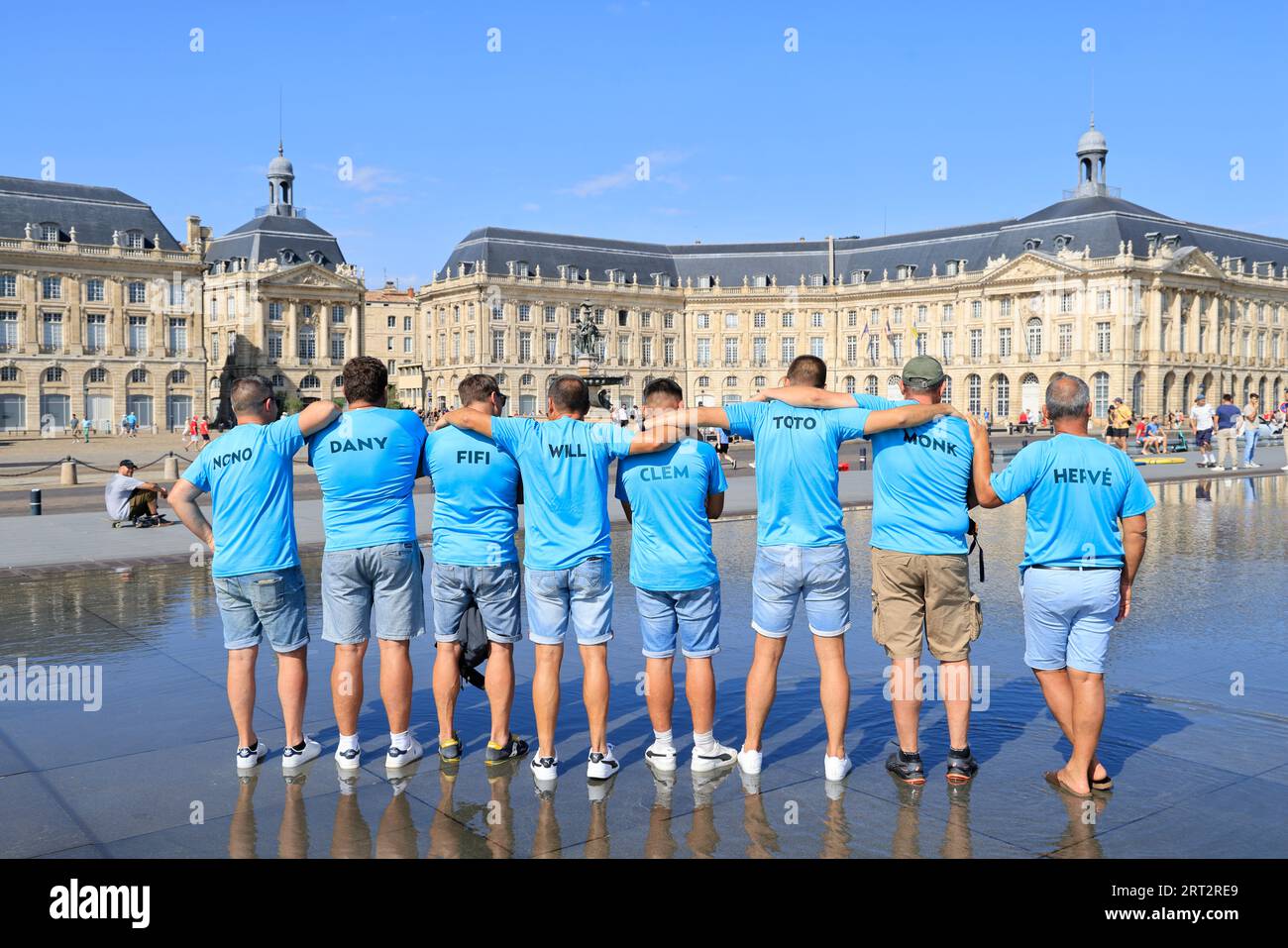 Bordeaux, France. 10 septembre 2023. Fans gallois (en rouge), irlandais, français à Bordeaux avant le match pays de Galles vs Fidji de la coupe du monde de rugby 2023. Photo Hugo Martin/Alamy Live News Banque D'Images