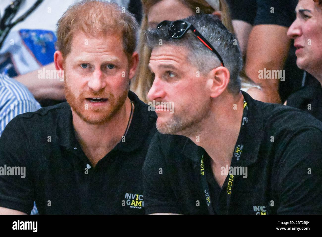 Düsseldorf, Allemagne. 10 septembre 2023. Prince Harry, le duc de Sussex regarde Nouvelle-Zélande v Canada dans le rugby en fauteuil roulant et discute avec les invités et les spectateurs. Les Jeux Invictus 2023 jour 1 de compétitions. La devise des Jeux Invictus Düsseldorf est « Une maison pour le respect », qui caractérise l'esprit des jeux. 21 nations participent aux jeux cette année. Crédit : Imageplotter/Alamy Live News Banque D'Images