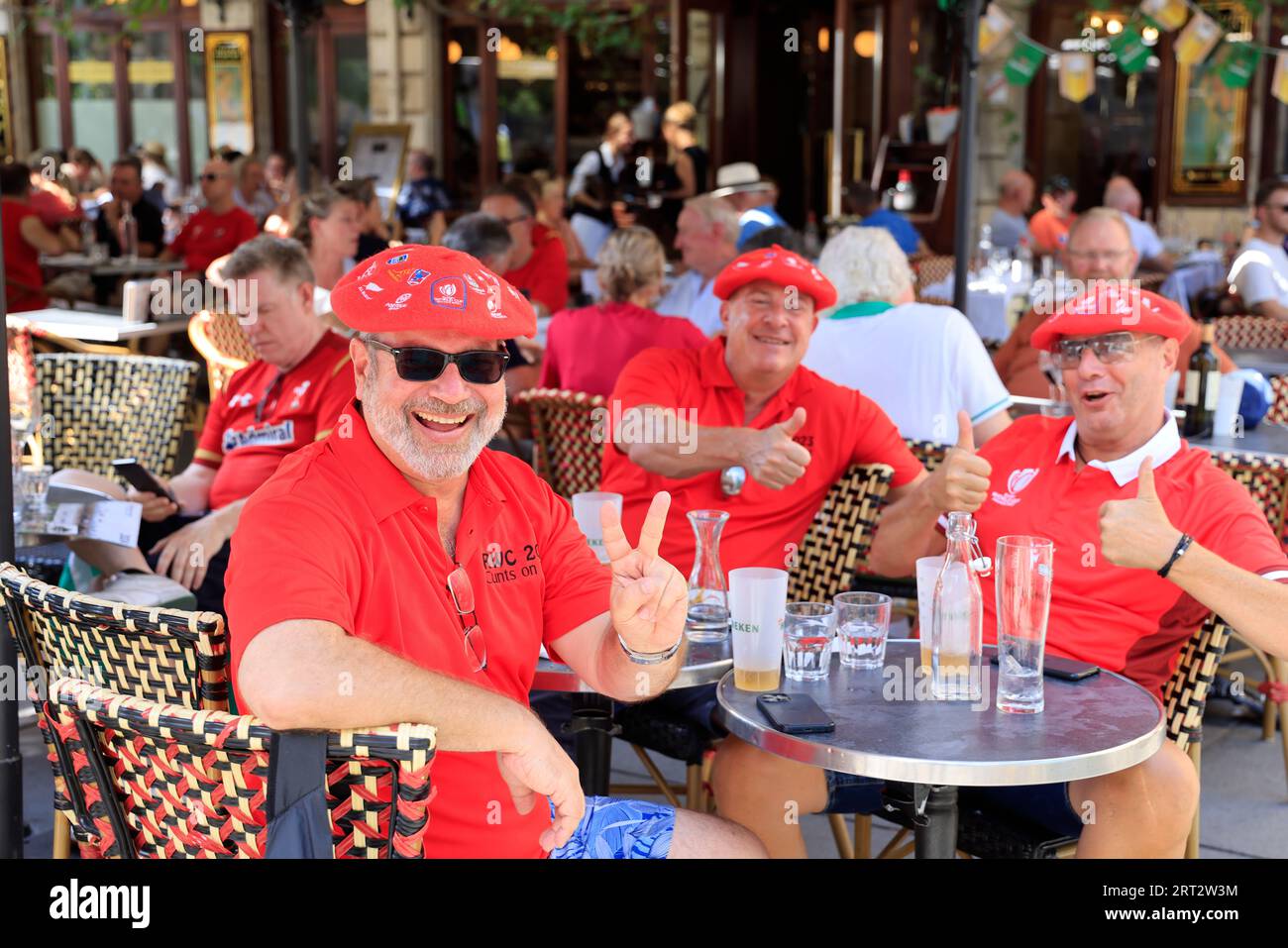 Bordeaux, France. 10 septembre 2023. Welsh (en rouge), fans irlandais à Bordeaux devant le match pays de Galles vs Fidji de la coupe du monde de rugby 2023. Photo de Hugo Martin Alamy Live News Banque D'Images