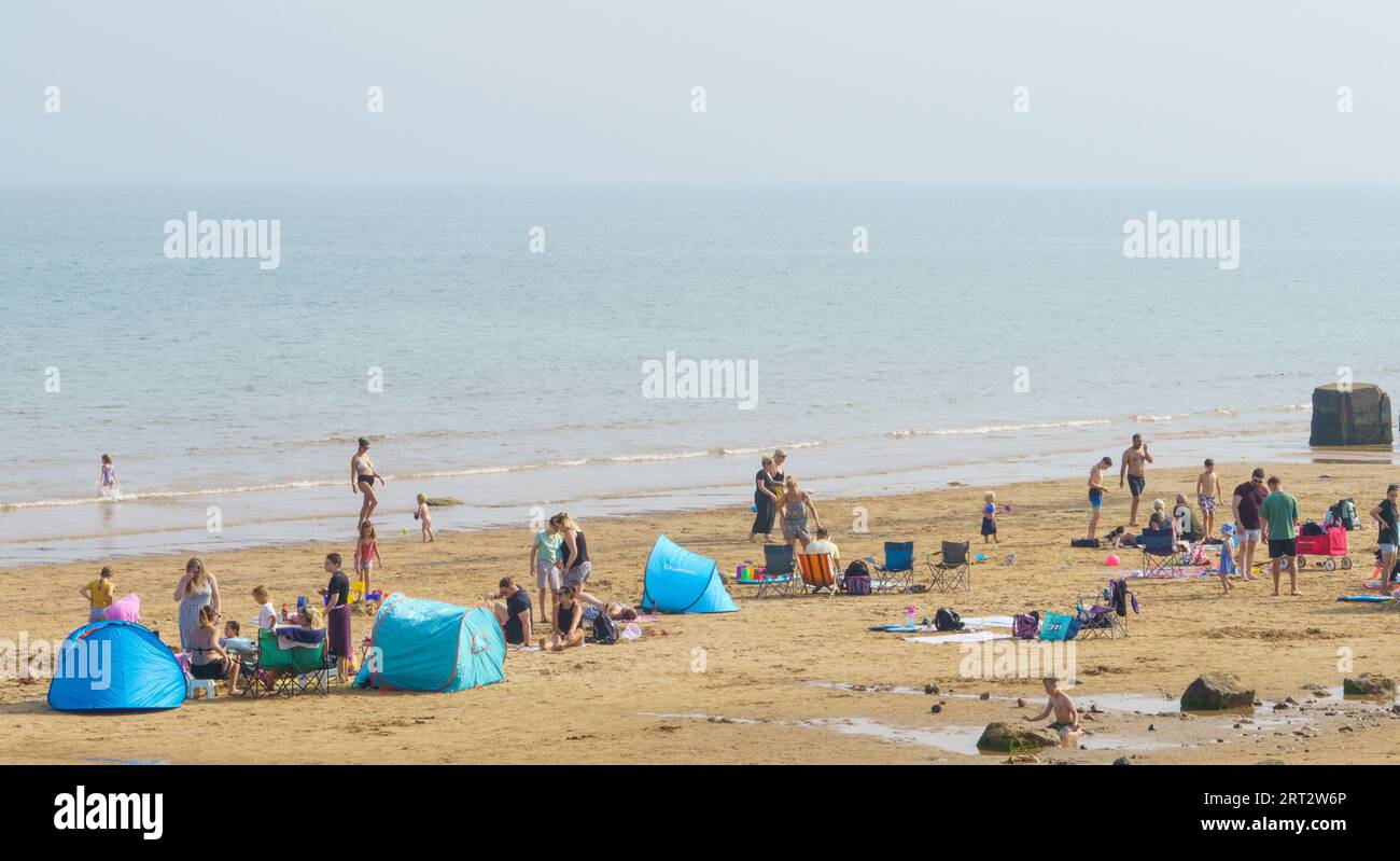 Fraisthorpe Beach, East Yorkshire 10 septembre 2023. Les températures plus basses aujourd'hui n'ont pas dissuadé les amateurs de plage. Températures 20-22C avec une légère brise. La marée la plus haute était à 14.49, mais une grande partie de la plage est disponible pour les baigneurs de soleil. Bridget Catterall AlamyLiveNews. Banque D'Images