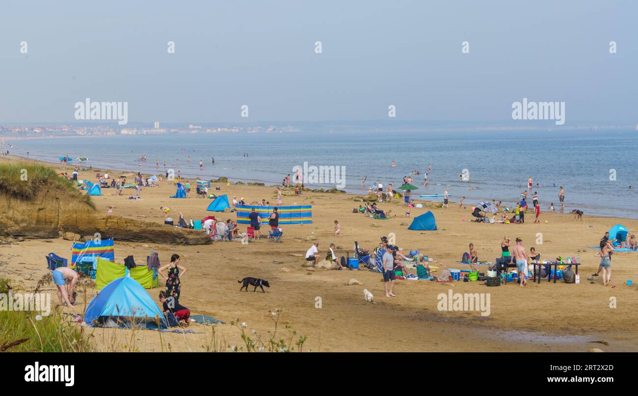 Fraisthorpe Beach, East Yorkshire 10 septembre 2023. Les températures plus basses aujourd'hui n'ont pas dissuadé les amateurs de plage. Températures 20-22C avec une légère brise. La marée la plus haute était à 14.49, mais une grande partie de la plage est disponible pour les baigneurs de soleil. Bridget Catterall AlamyLiveNews. Banque D'Images