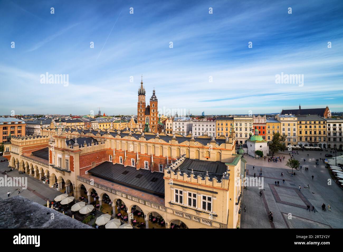 Cracovie ville Skyline en Pologne, place principale dans la vieille ville avec salle aux tissus (Sukiennice) dans le centre Banque D'Images