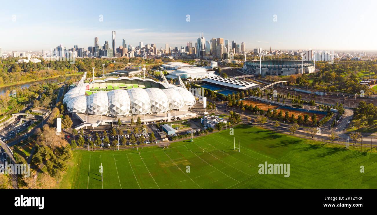 La célèbre Skyline de Melbourne avec le stade AAMI Park au premier plan par une fraîche matinée d'automne à Melbourne, Victoria, Australie Banque D'Images