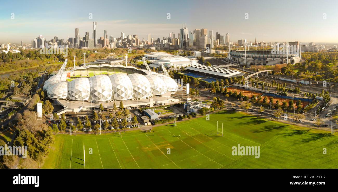 La célèbre Skyline de Melbourne avec le stade AAMI Park au premier plan par une fraîche matinée d'automne à Melbourne, Victoria, Australie Banque D'Images