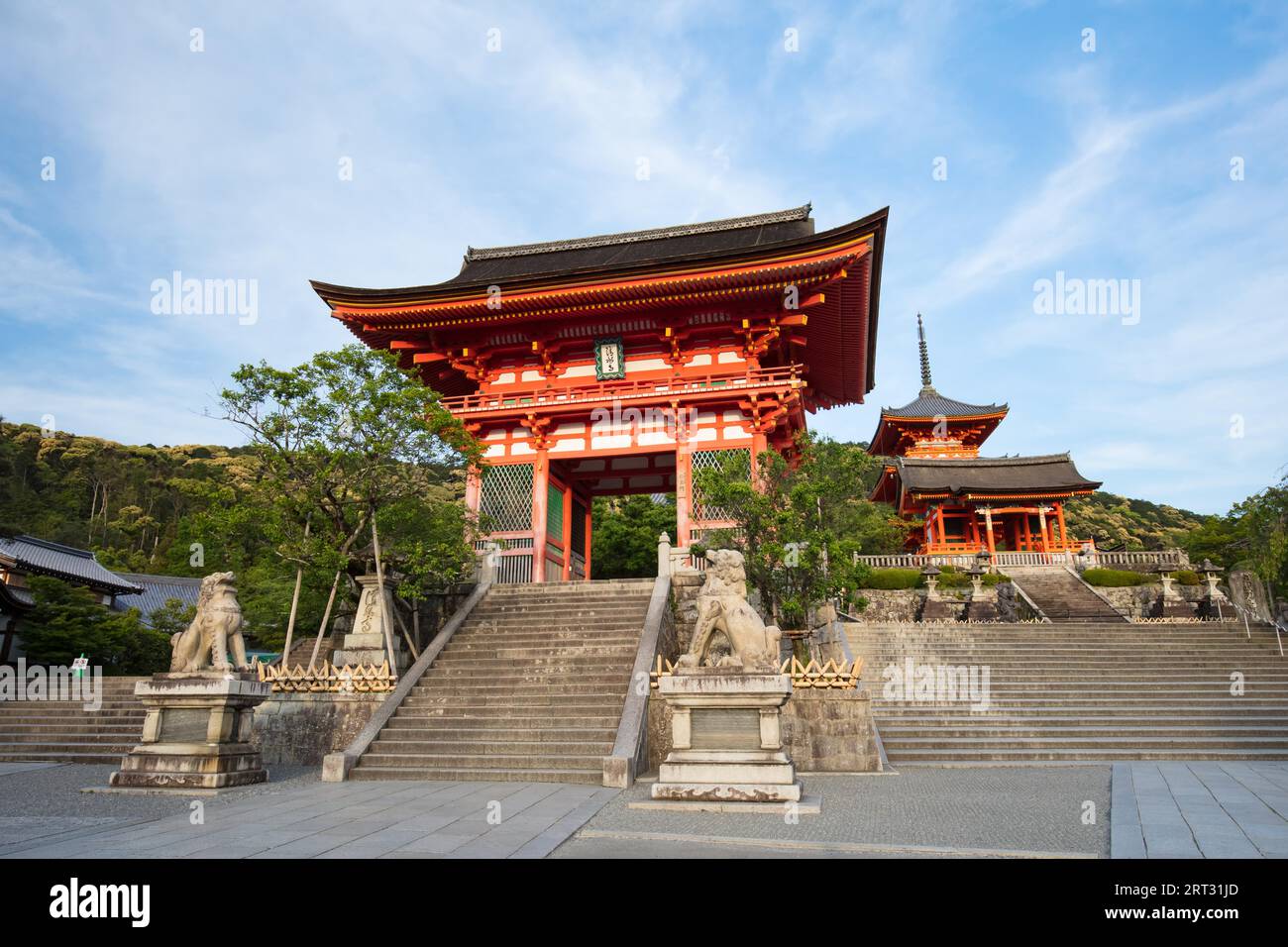 Le temple emblématique de Kiyomizu-dera et la vue sur la montagne lors d'une journée de printemps ensoleillée à Kyoto, au Japon Banque D'Images