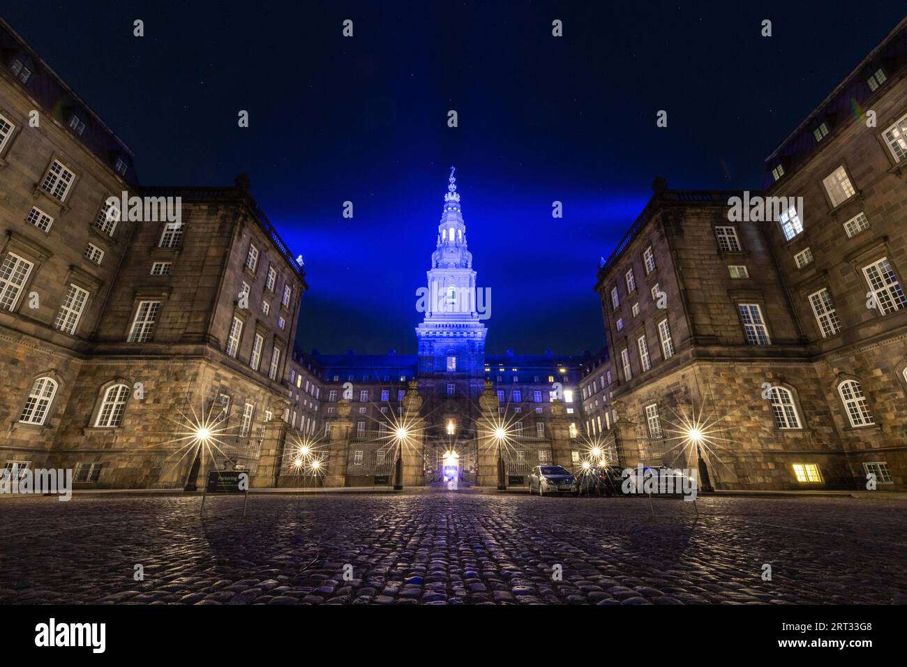 Copenhague, Danemark, 15 février 2019 : le siège du Parlement danois Palais Christiansborg illuminé pour le Festival de la lumière 2019 Banque D'Images