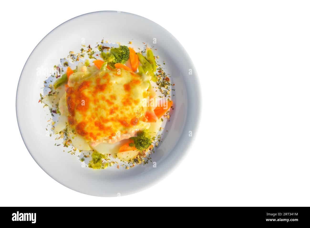 Savoureuse lasagne au saumon avec des légumes en accompagnement. Fond blanc isolé Banque D'Images