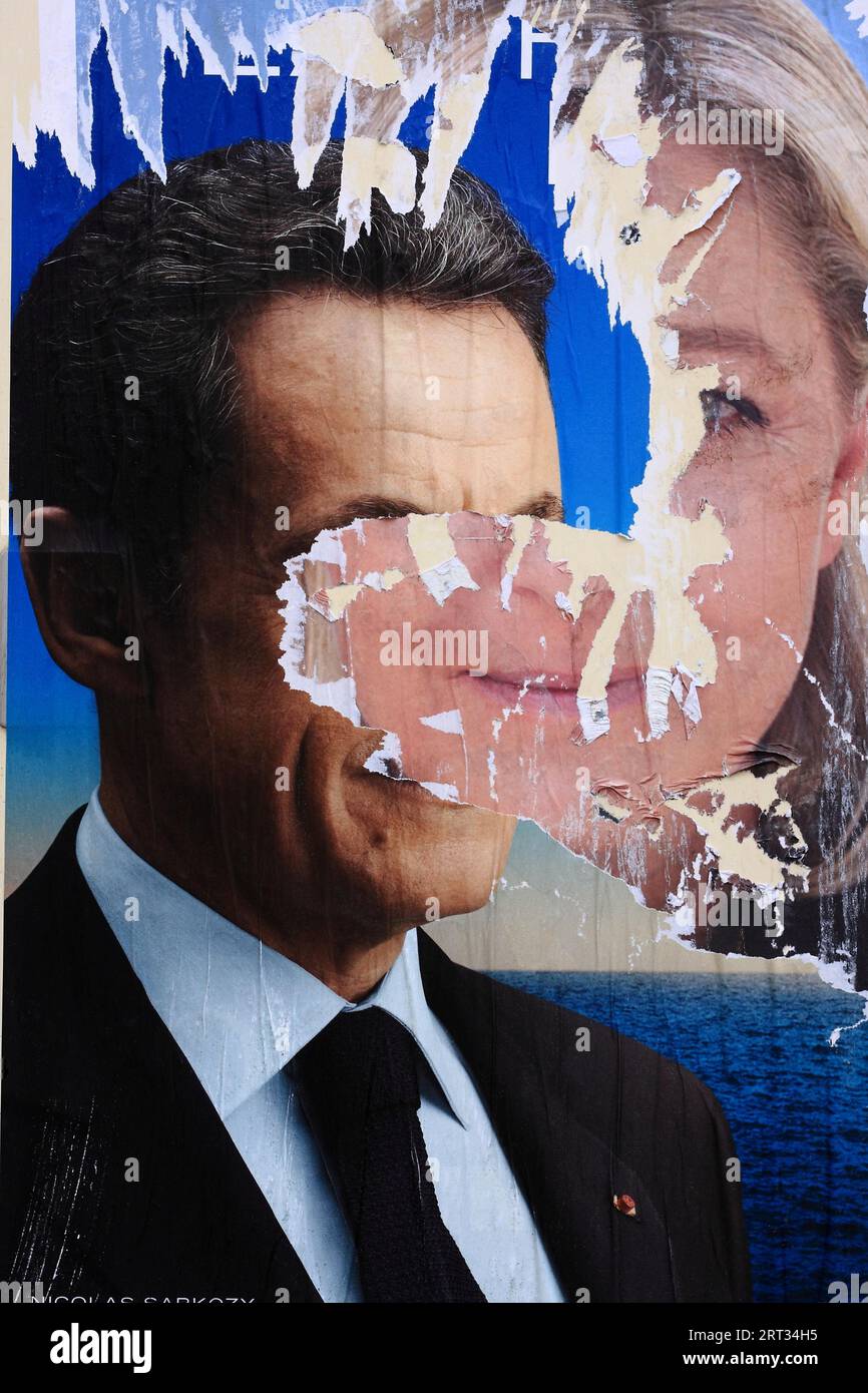 Deux affiches électorales se chevauchant dans la campagne électorale française en les arrachant Banque D'Images