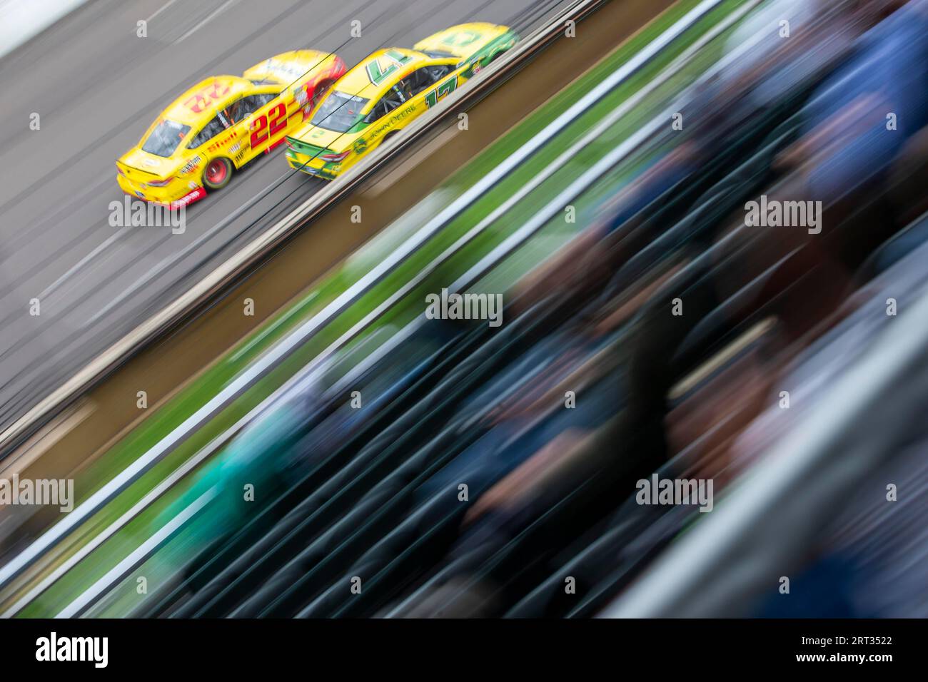 10 septembre 2018, Indianapolis, Indiana, USA:Ricky Stenhouse, Jr (17) court le long de l'avant pendant la Big machine Vodka 400 à la Banque D'Images