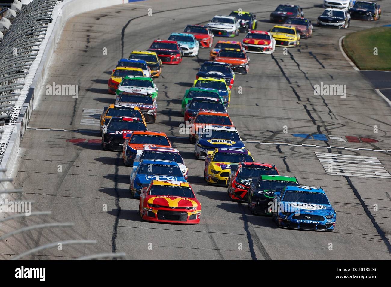 24 février 2019, Hampton, Géorgie, États-Unis : Kyle Larson (42) court sur le front stretch lors des plis de Honor QuikTrip 500 à Atlanta Motor Banque D'Images