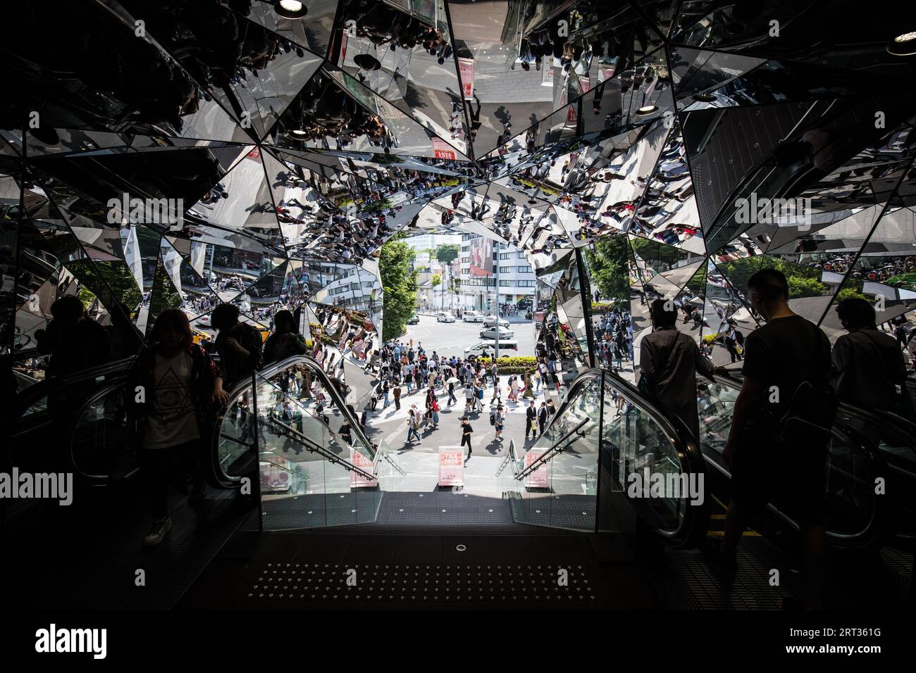 Tokyo, Japon, mai 12 2019 : les célèbres miroirs à l'entrée du Tokyu Mall Plaza à Harajuku Banque D'Images