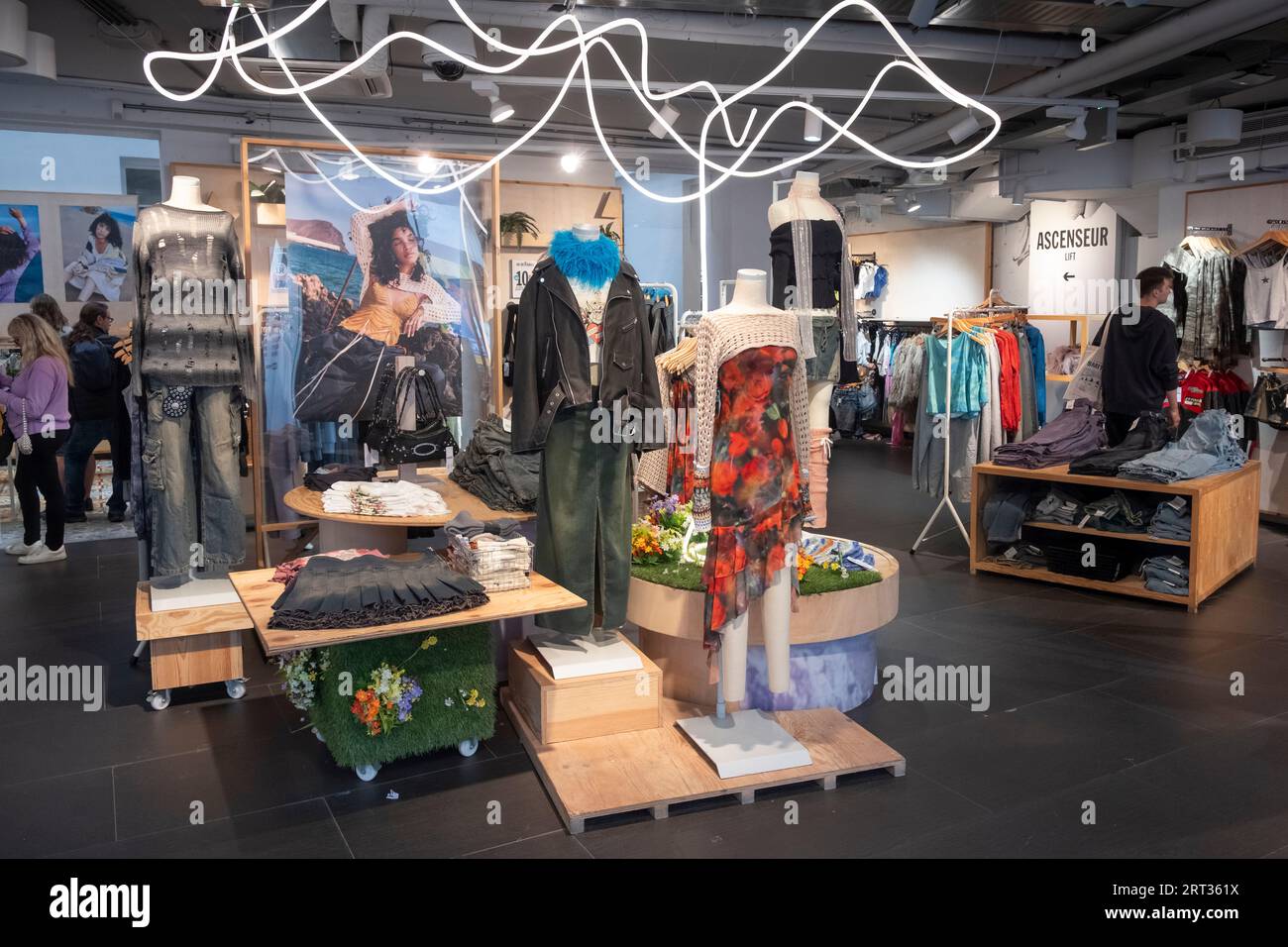 Urban Outfitters boutique rue de Rivoli à Paris. Urban Outfitters, Inc. (URBN) est une entreprise multinationale de vente au détail de style de vie fromPhiladelpha Banque D'Images