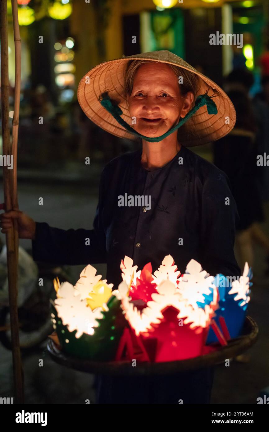 HOI AN, VIETNAM, 21 SEPTEMBRE 2018 : une vieille dame vendant des lanternes dans la ville de Hoi an, classée au patrimoine de l'UNESCO, dans la province de Quang Nam au Vietnam Banque D'Images