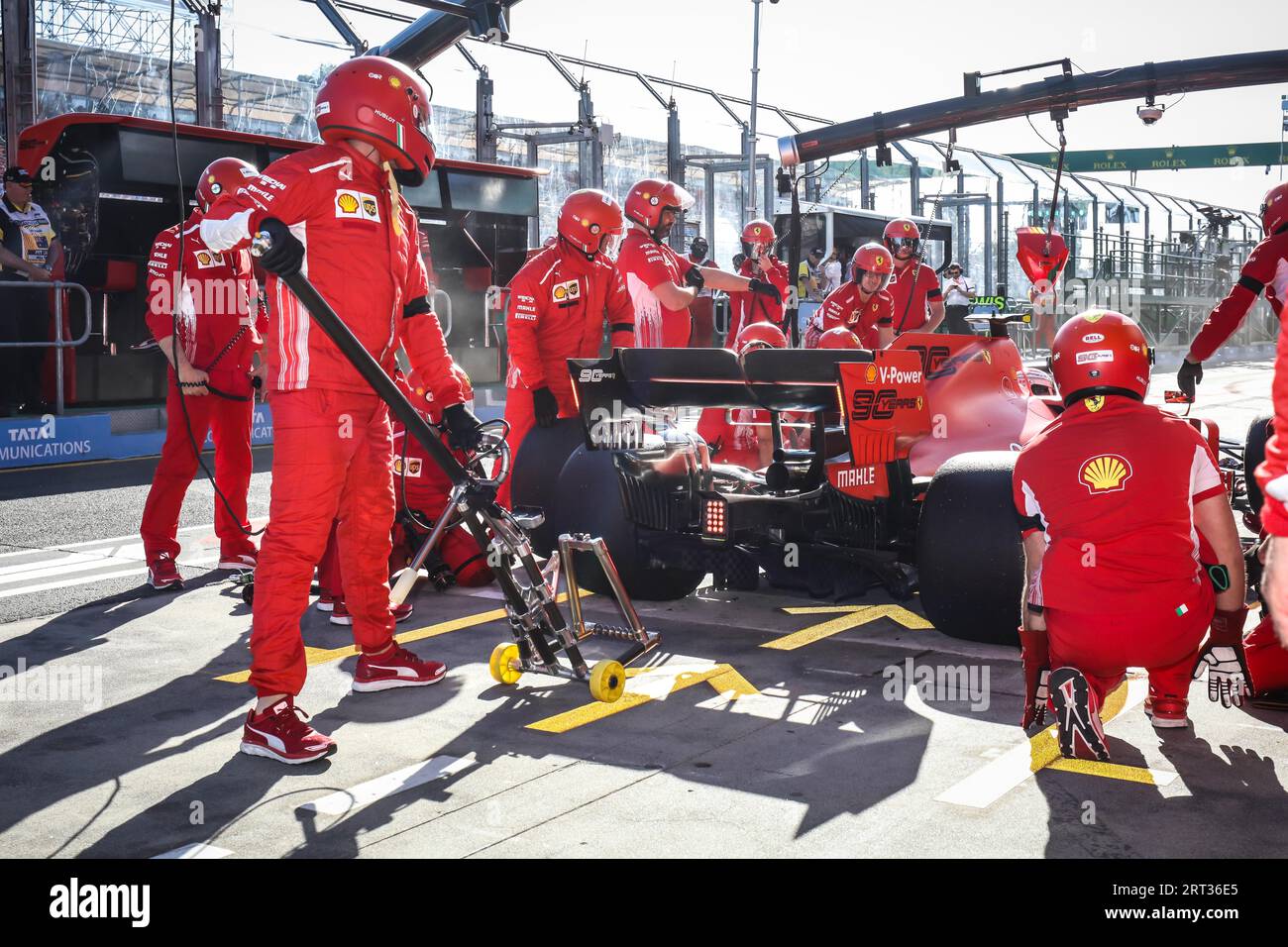 MELBOURNE, AUSTRALIE, MARS 15 : Charles LECLERC de l'équipe Scuderia Ferrari dans le PitLane lors de la 2e séance d'essais le jour 2 de la Formule 1 australienne 2019 Banque D'Images