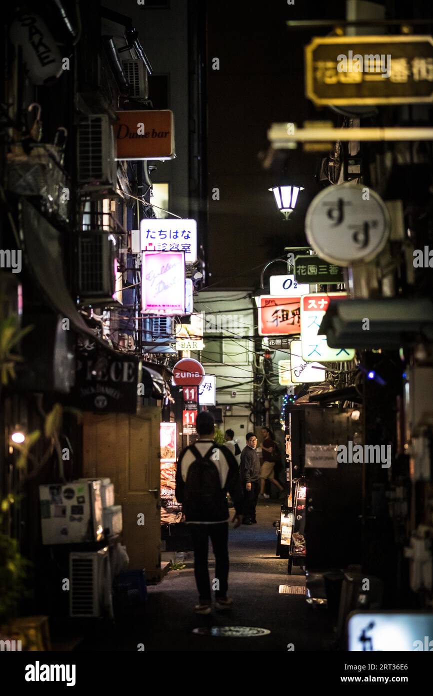 TOKYO, JAPON, 12 MAI 2019, Golden Gai est un quartier célèbre avec de nombreuses ruelles remplies de bars et de restaurants à Shinjuku, au centre de Tokyo, au Japon Banque D'Images