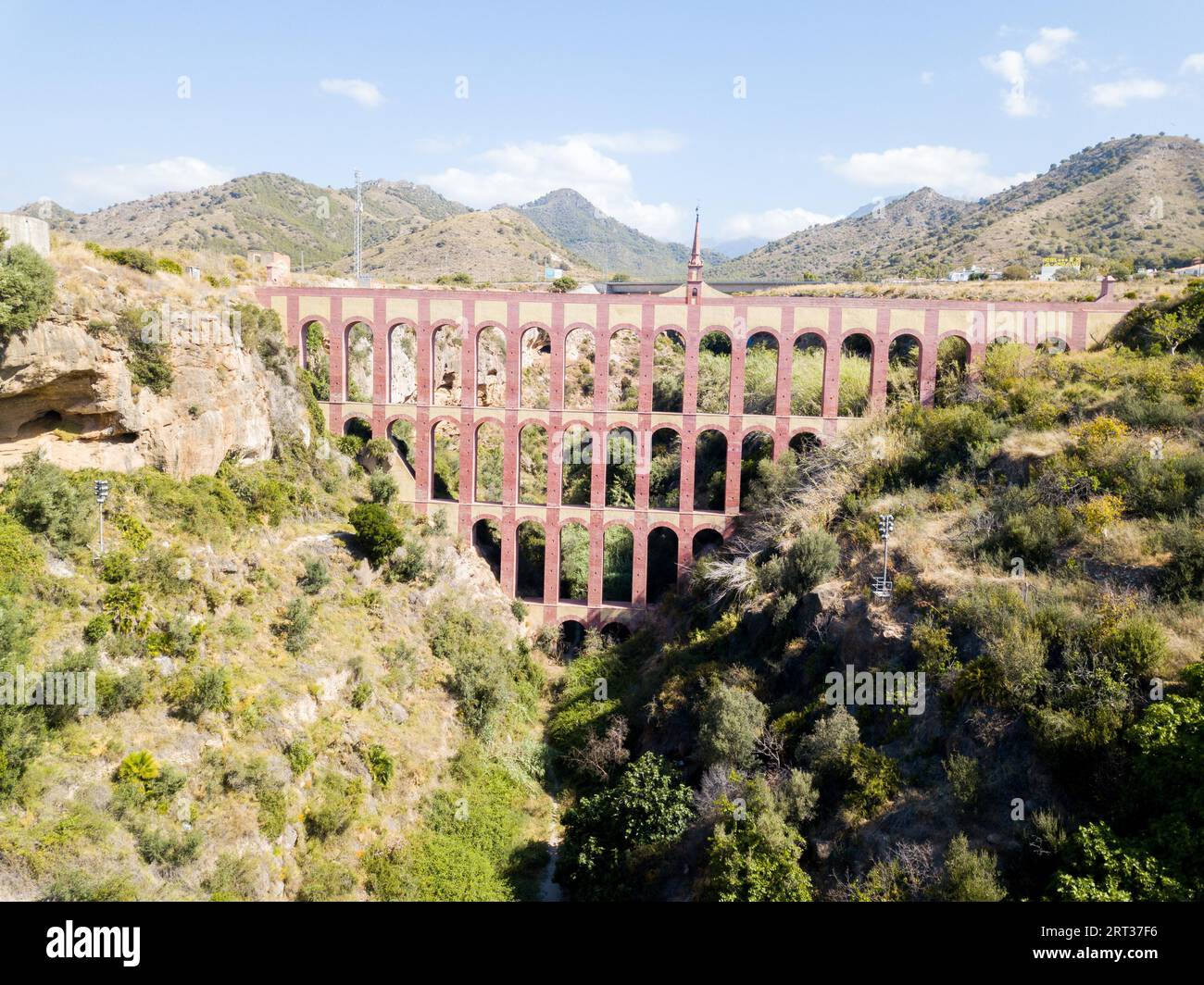 Nerja, Espagne, 30 mai 2019 : vue aérienne par drone de l'aqueduc de l'aigle près de Nerja Banque D'Images
