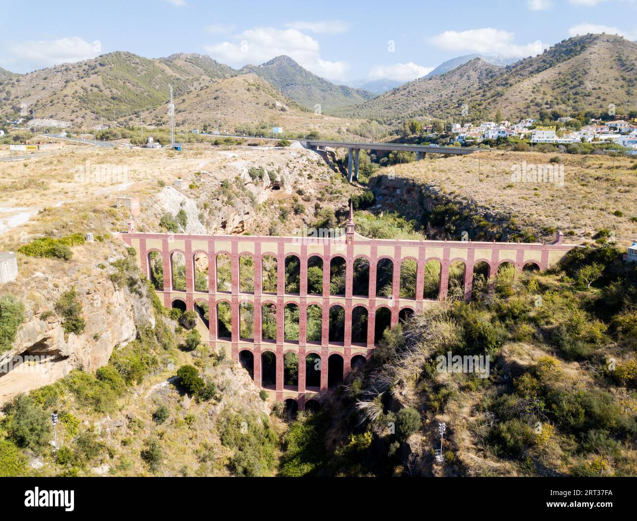Nerja, Espagne, 30 mai 2019 : vue aérienne par drone de l'aqueduc de l'aigle près de Nerja Banque D'Images