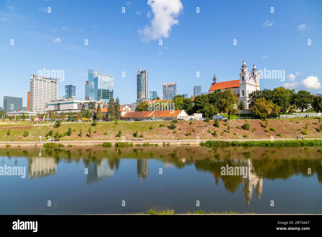VILNIUS, LITUANIE - 3 SEPTEMBRE 2023 : une vue sur la rivière Neris montrant les bâtiments et l'architecture dans le centre de Vilnius. Banque D'Images