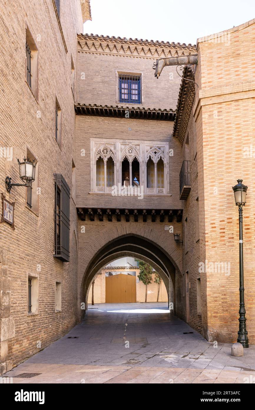 Saragosse, Espagne - 14 février 2022 : l'arche de Calle de Dean dans la vieille ville de Saragosse, capitale de la région d'Aragon en Espagne. Banque D'Images