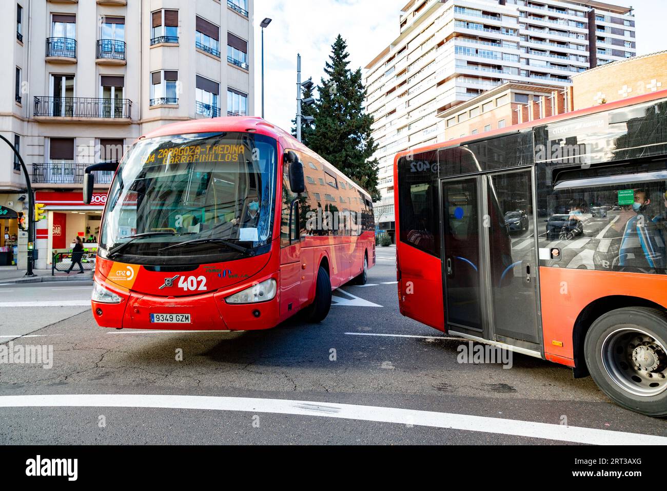 Saragosse, Espagne - 14 février 2022 : bus publics rouges à Saragosse, Espagne. Banque D'Images