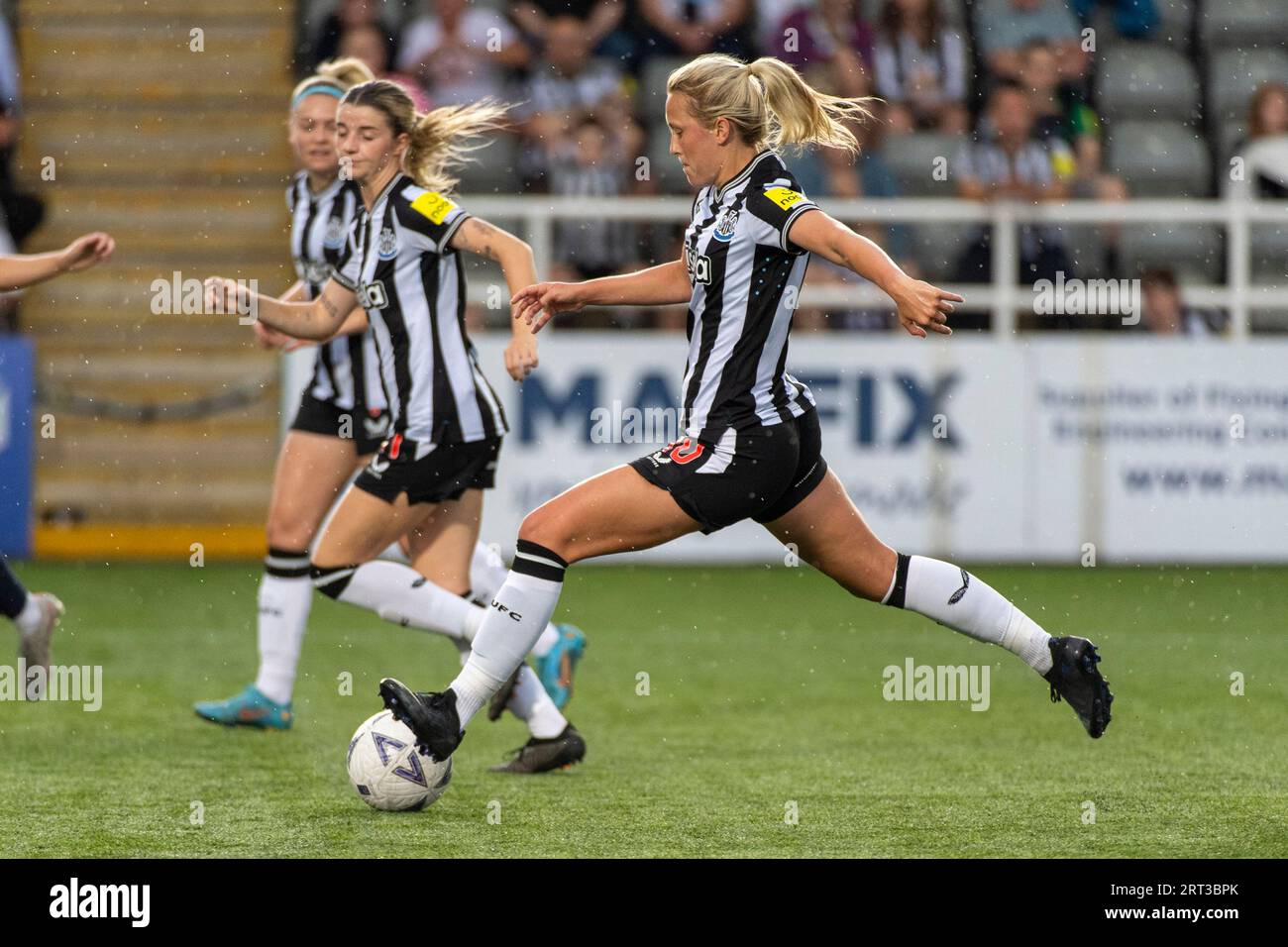 Newcastle upon Tyne, Royaume-Uni. 20 août 2023. Newcastle, Angleterre, 10 septembre 2023 : Georgia Gibson (#10) de Newcastle United marque le premier but de Newcastle (1-0) lors du match de football féminin de la FA WPL Premier Division entre Newcastle United et Stoke City au Kingston Park Stadium de Newcastle, Angleterre. (Richard Callis/SPP) crédit : SPP Sport Press photo. /Alamy Live News Banque D'Images