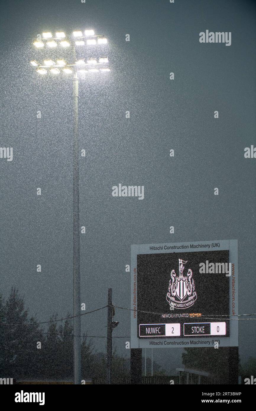 Newcastle upon Tyne, Royaume-Uni. 20 août 2023. Newcastle, Angleterre, 10 septembre 2023 : de fortes pluies illuminées par les projecteurs du stade et le tableau de bord lors du match de football féminin de la FA WPL Premier Division entre Newcastle United et Stoke City au Kingston Park Stadium à Newcastle, en Angleterre. (Richard Callis/SPP) crédit : SPP Sport Press photo. /Alamy Live News Banque D'Images