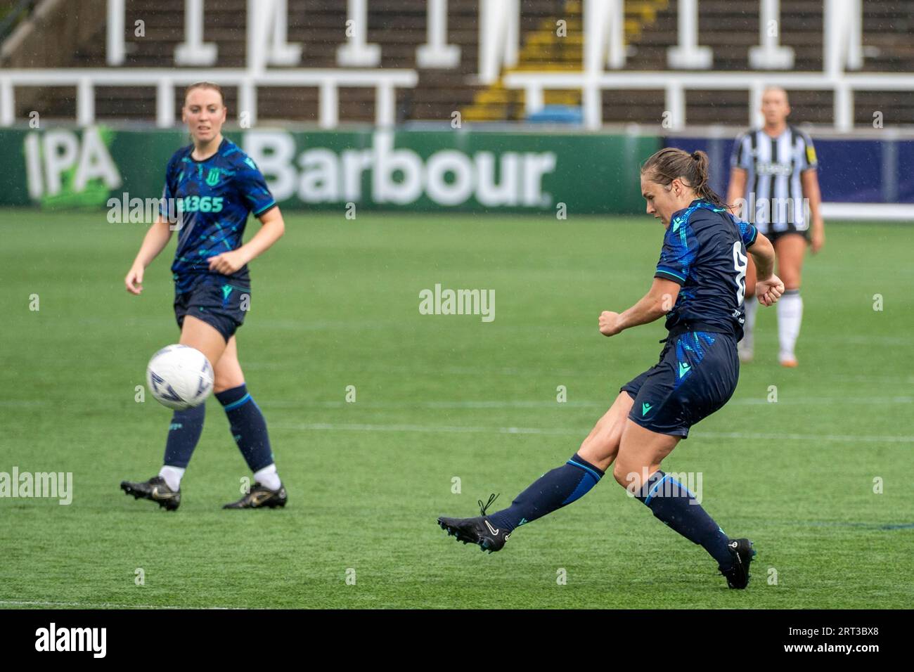 Newcastle upon Tyne, Royaume-Uni. 20 août 2023. Newcastle, Angleterre, 10 septembre 2023 : Abby Hunt (#8) de Stoke City marque (2-1) lors du match de football féminin de la FA WPL Premier Division entre Newcastle United et Stoke City au Kingston Park Stadium de Newcastle, Angleterre. (Richard Callis/SPP) crédit : SPP Sport Press photo. /Alamy Live News Banque D'Images