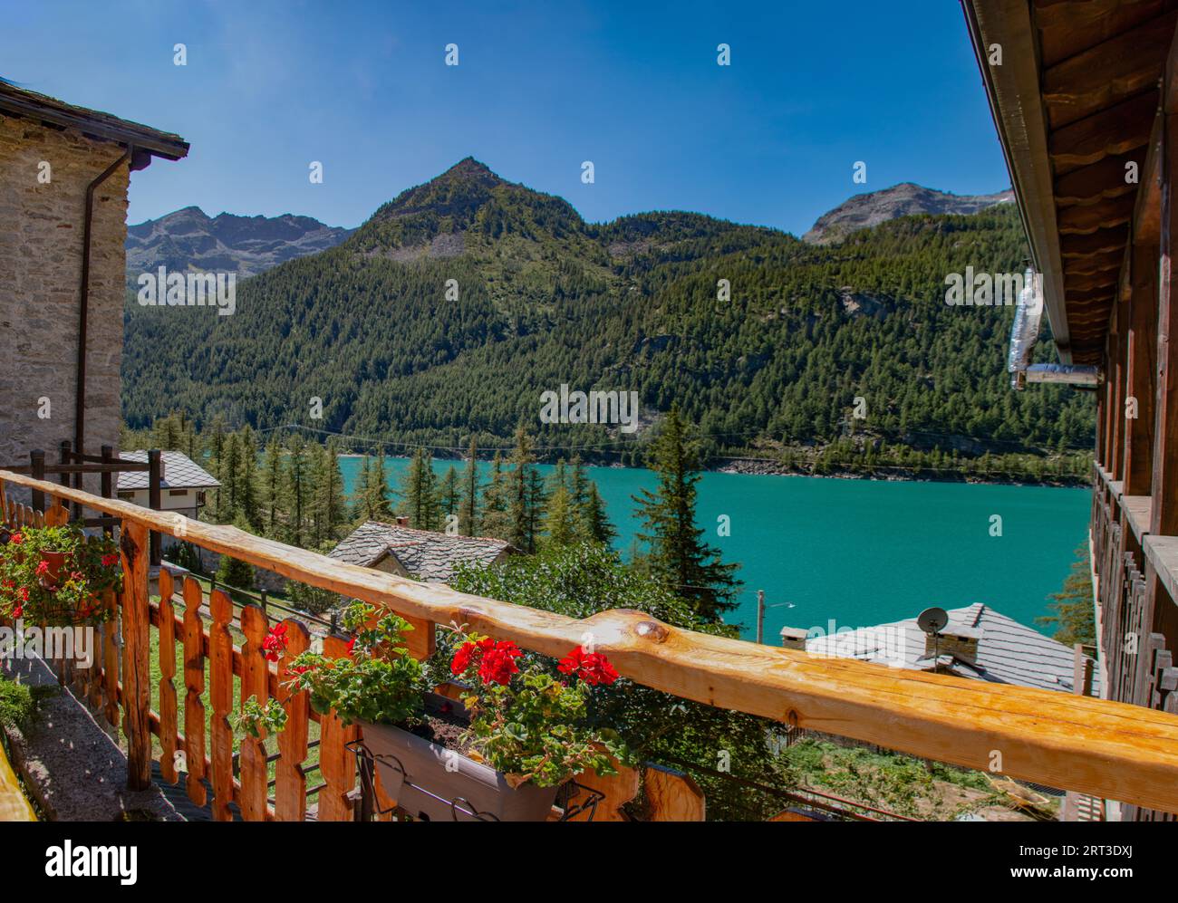 Beau village de Ceresole Reale en été avec une vue imprenable sur le lac, Parco Nazionale Gran Paradiso, Piémont, Italie Banque D'Images