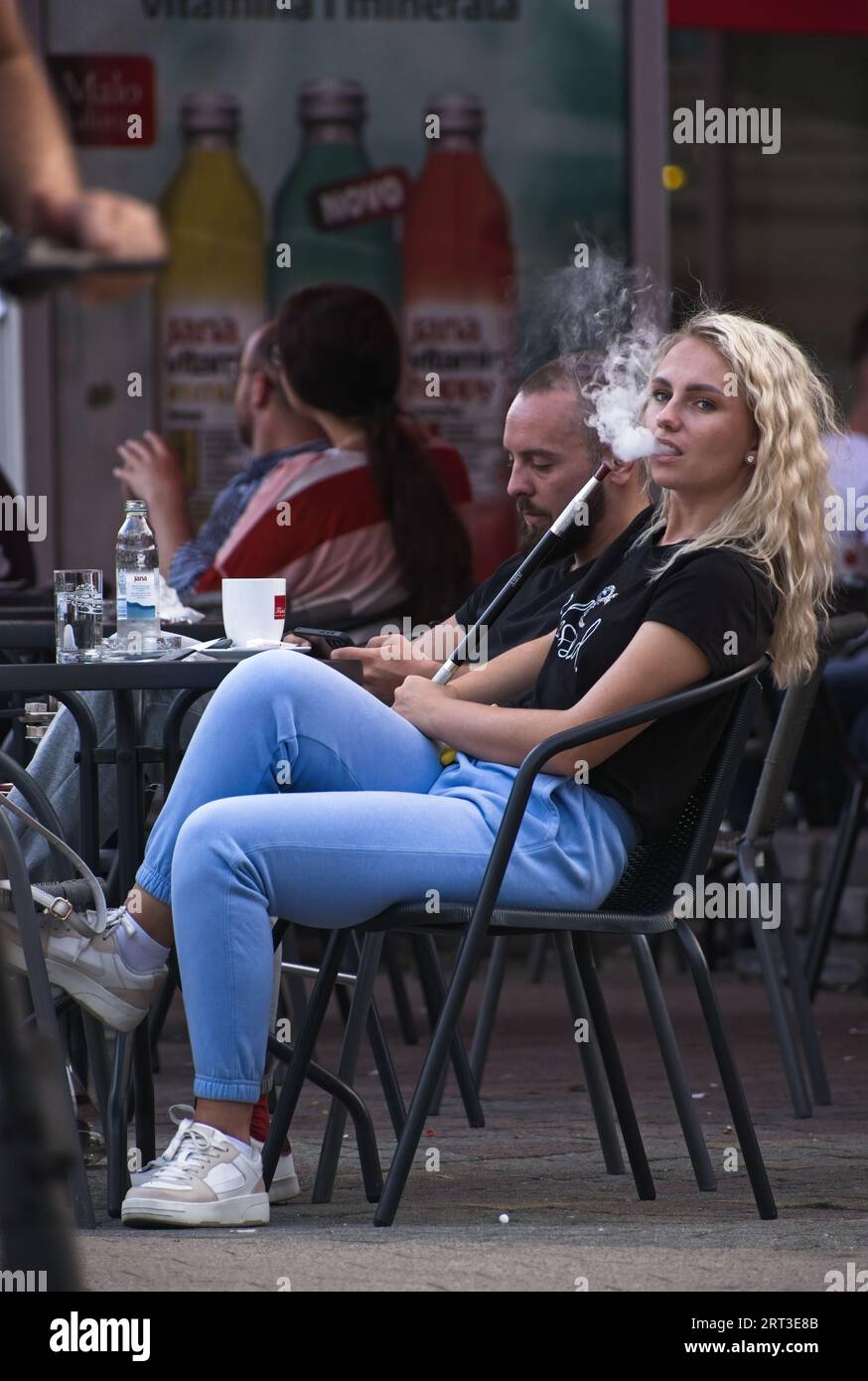 Bihac, Bosnie-Herzégovine - 06 septembre 2023 : une promenade dans le centre de la ville de Bihac dans la fédération de Bosnie-Herzégovine dans une soirée d'été ensoleillée. Se Banque D'Images