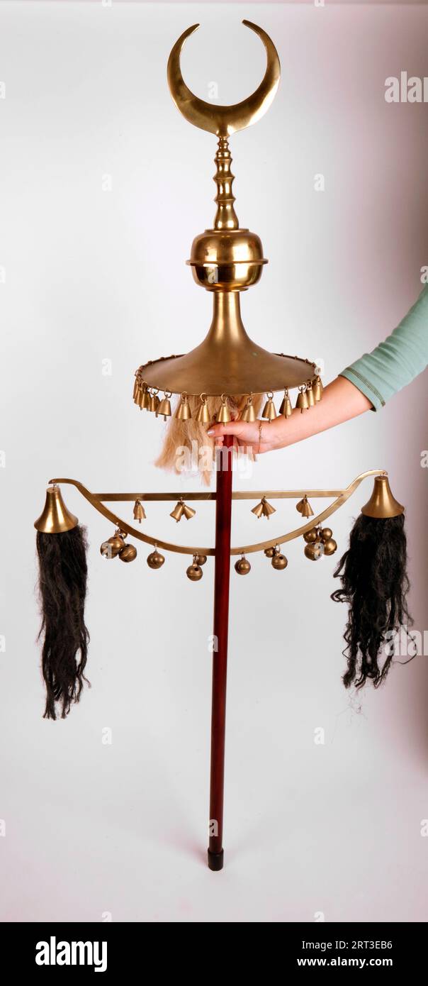 Jingling Johnnie, Jingling Johnny, des cloches en laiton sur un bâton avec des décorations en crin, et un croissant turc au sommet. Banque D'Images