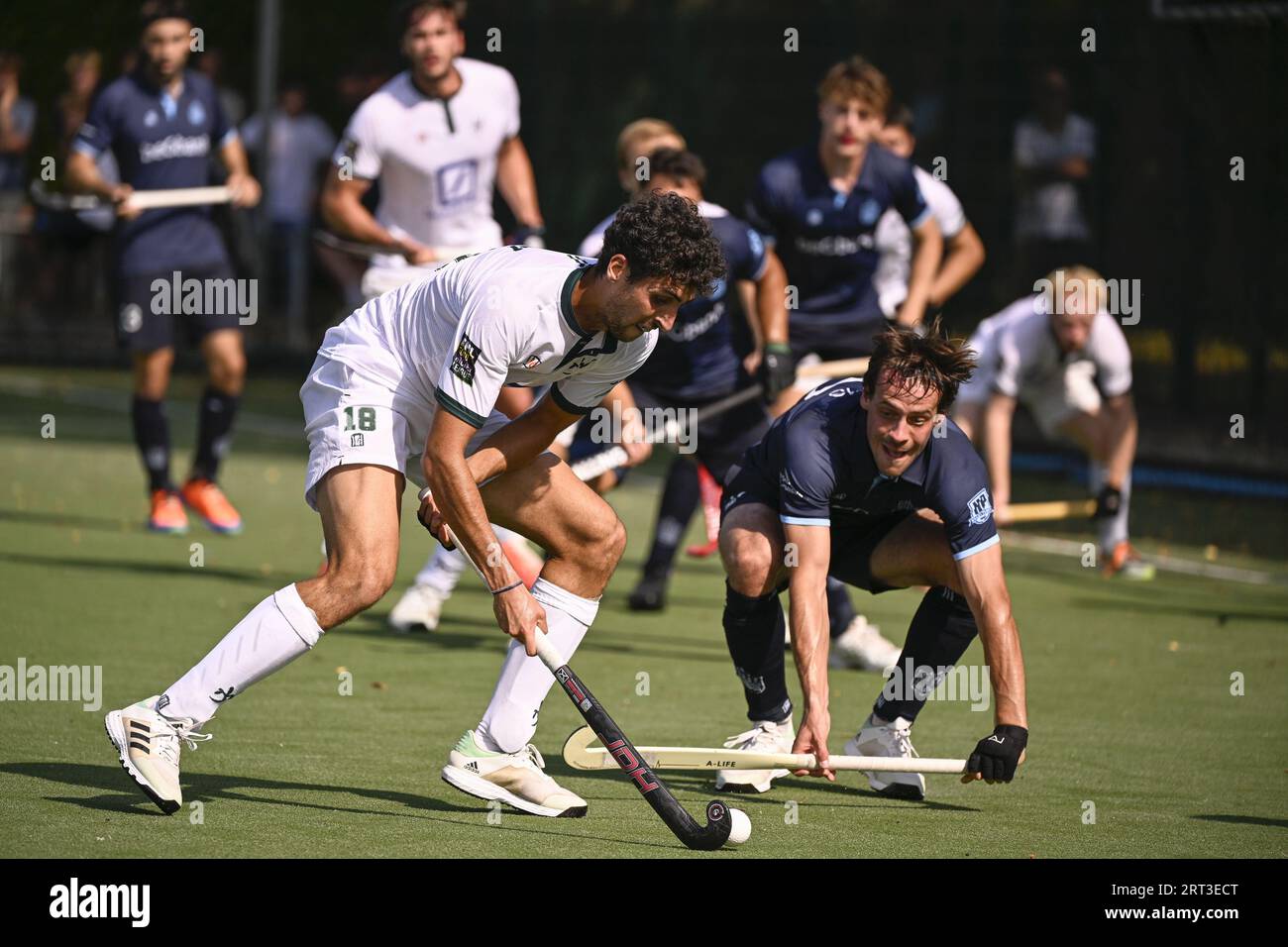 Eliot Curty de Watduck et Louis Willems de Oree se battent pour le ballon lors d'un match de hockey entre Royal Oree HC et WatDucks, dimanche 10 septembre 2023 à Bruxelles, le jour 1 de la saison 2023-2024. BELGA PHOTO LAURIE DIEFFEMBACQ Banque D'Images