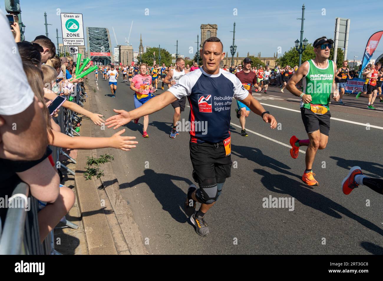 Great North Run 2023. Coureur de charité pour Blind Veterans UK traversant le pont de Tyne à Gateshead, Royaume-Uni. Banque D'Images