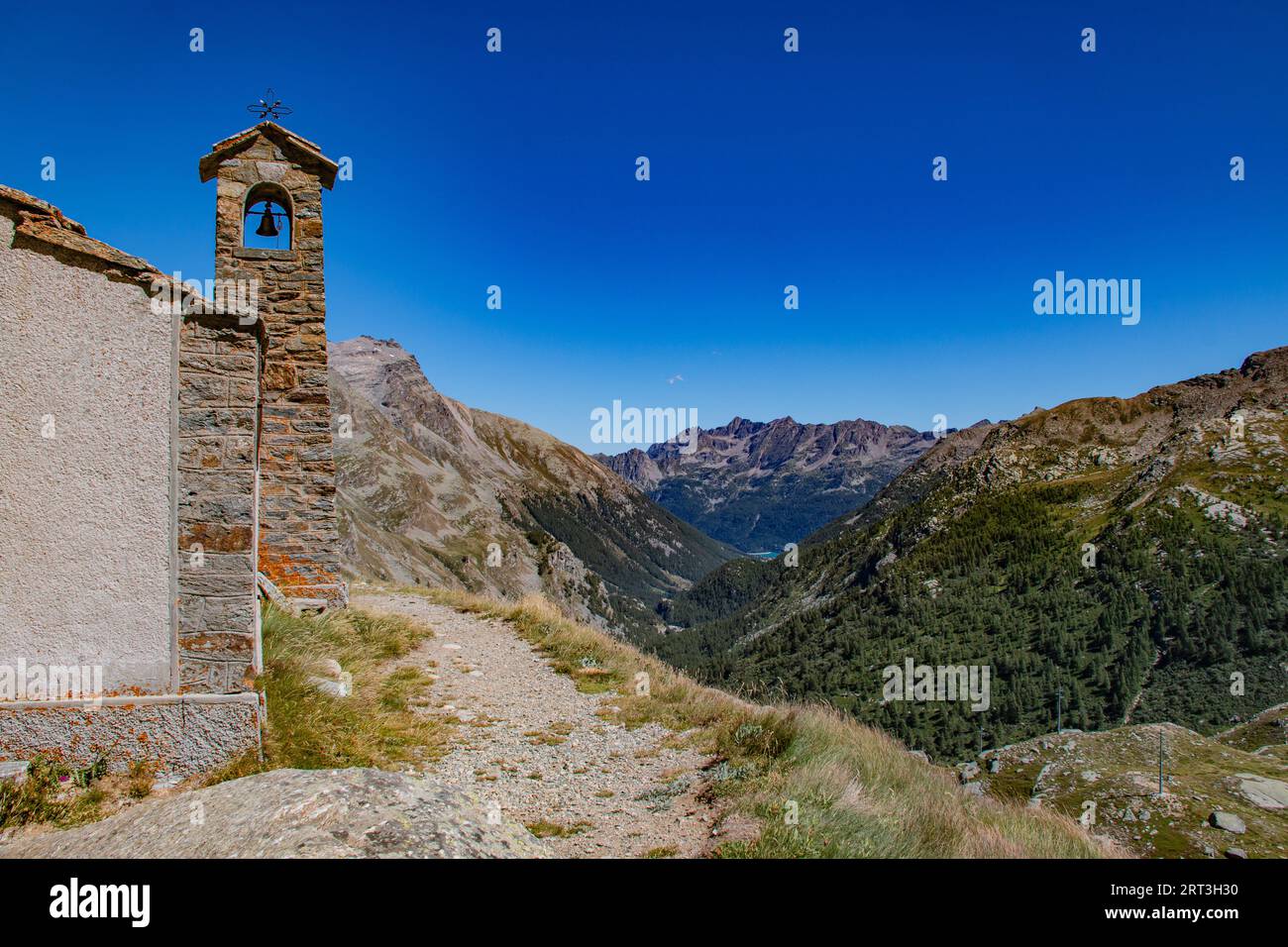 Isolé et magnifique Chiesetta della Madonna della Neve surplombant Lago di Ceresole Reale ci-dessous, Ceresole Reale, ville métropolitaine de Turin, Italie Banque D'Images