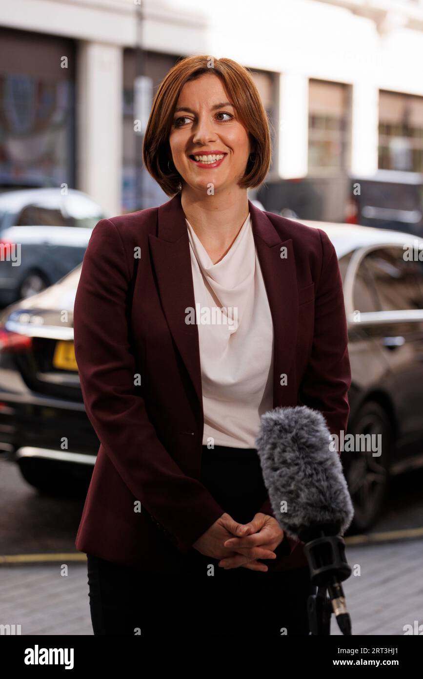 la secrétaire d'État fantôme à l'éducation Bridget Phillipson donne une interview à l'extérieur de la BBC après être apparue dans une émission politique dimanche avec Laura Kuenss Banque D'Images