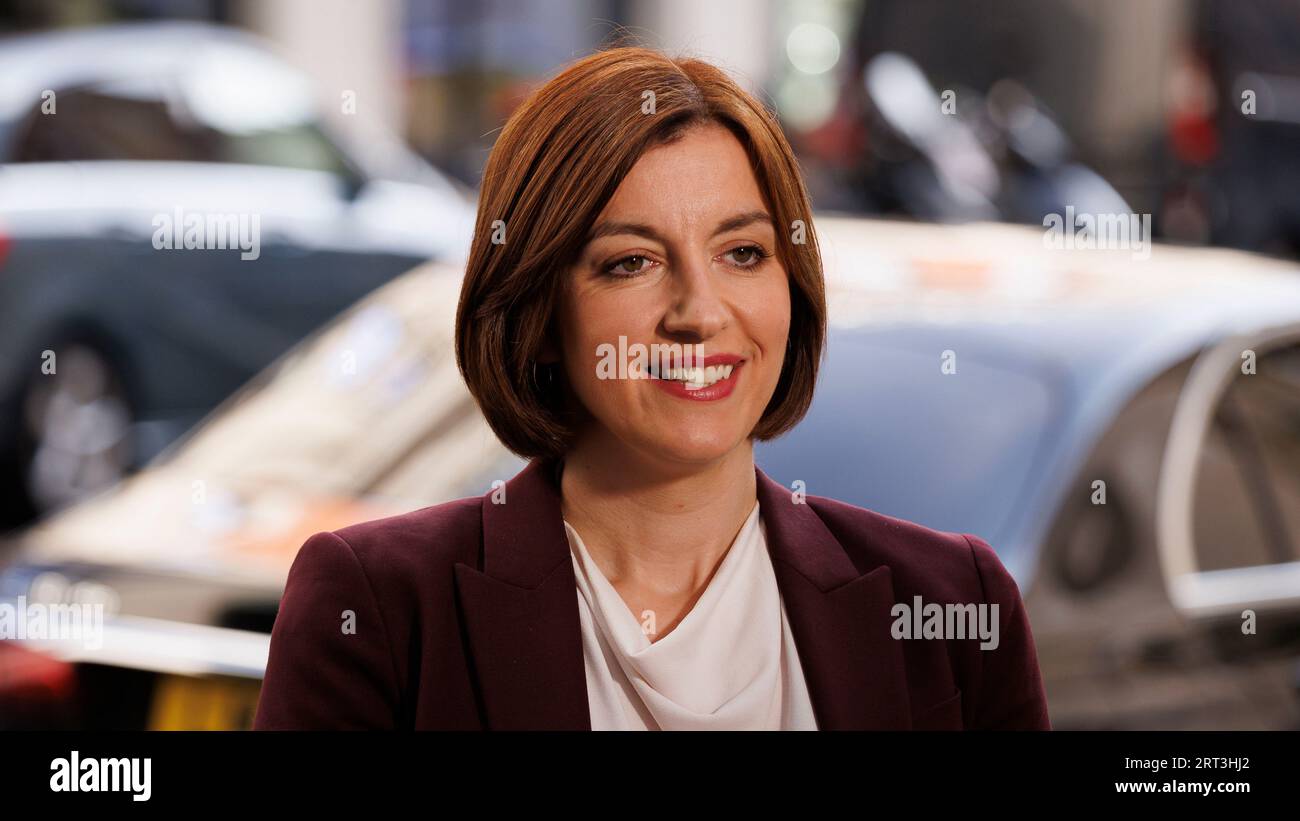 la secrétaire d'État fantôme à l'éducation Bridget Phillipson donne une interview à l'extérieur de la BBC après être apparue dans une émission politique dimanche avec Laura Kuenss Banque D'Images