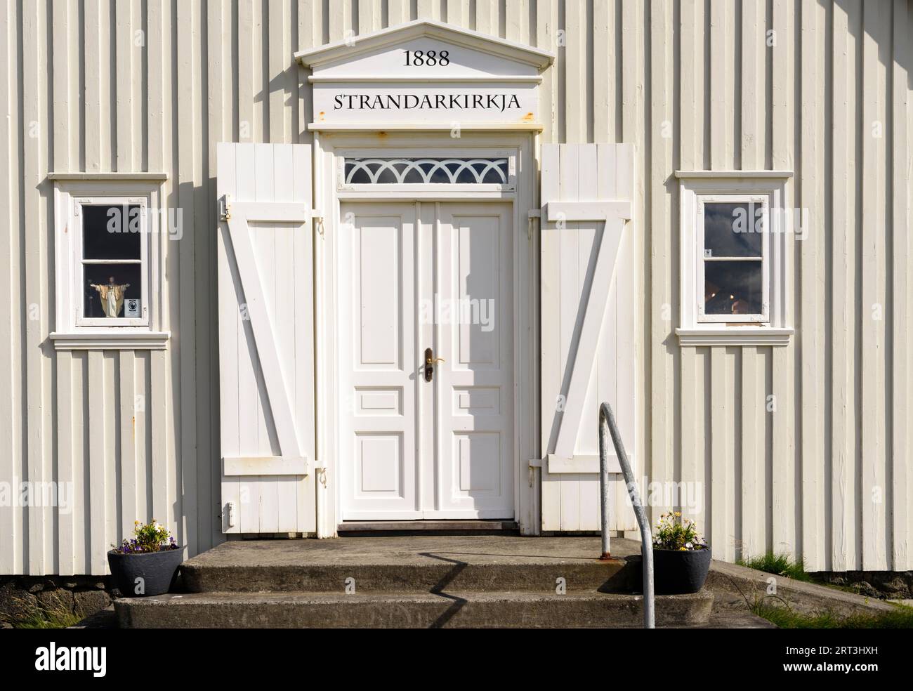 Porte d'entrée et façade de Strandarkirkja - une église islandaise en bois Banque D'Images